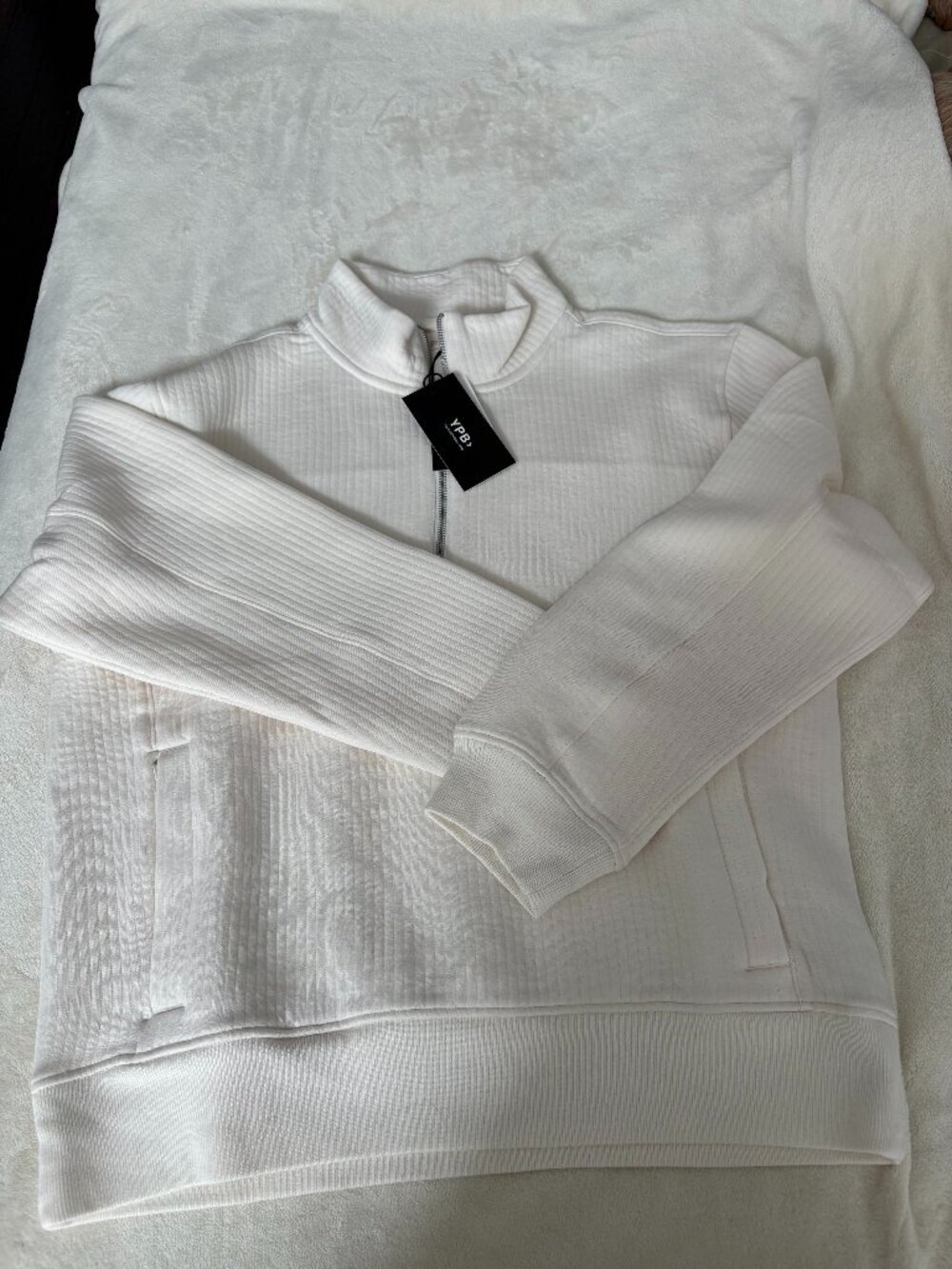 Abercrombie & Fitch Men's Cream and White Sweatshirt